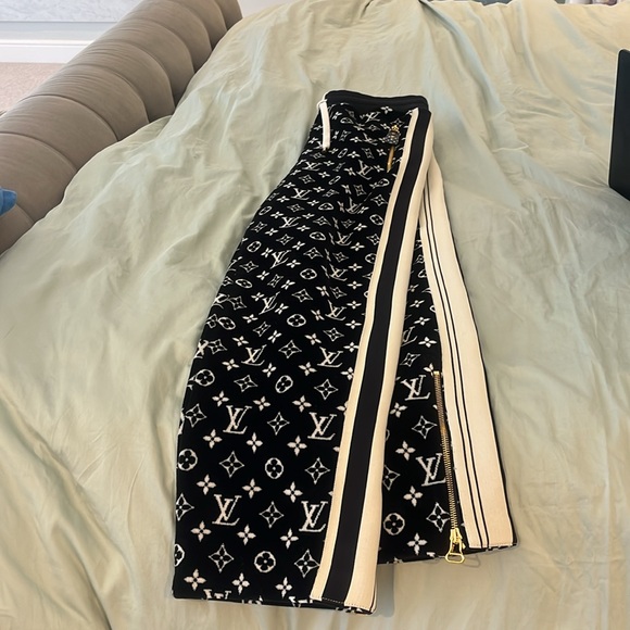 LVMonogram toweling/velour traveling Jogging Pants with zippers on bottoms / box - Picture 10 of 15